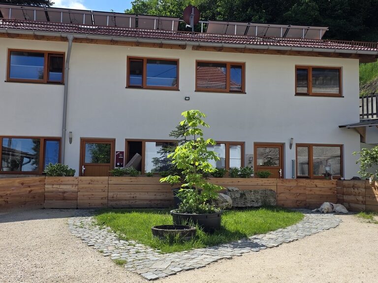 Außenansicht Ferienwohnungen-Haus an sonnigem Tag
