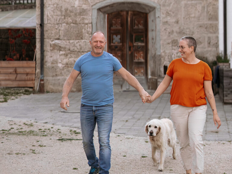 Gastgeberfamilie im entspannten Spaziergang mit Hund
